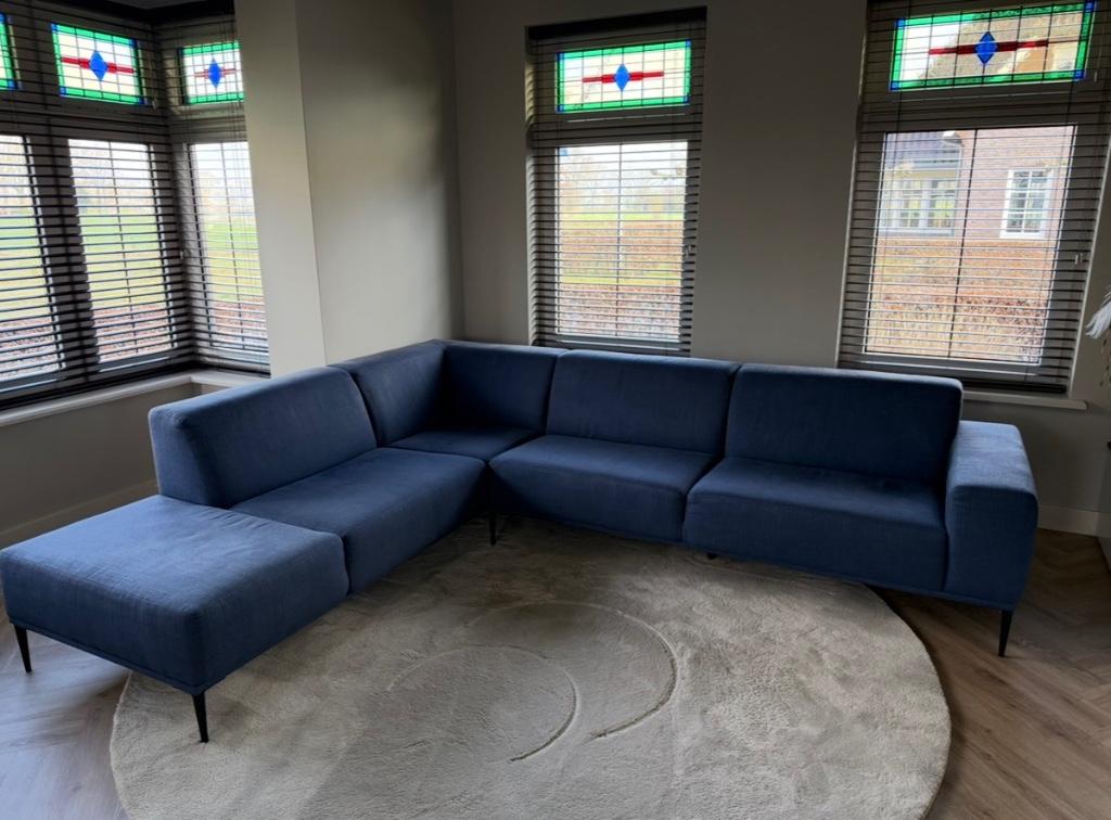 Luxe spijkerblauwe hoekbank (290x240) - Topstaat, Huis en Inrichting, Banken | Bankstellen, Ophalen, 250 tot 300 cm, Hoekbank