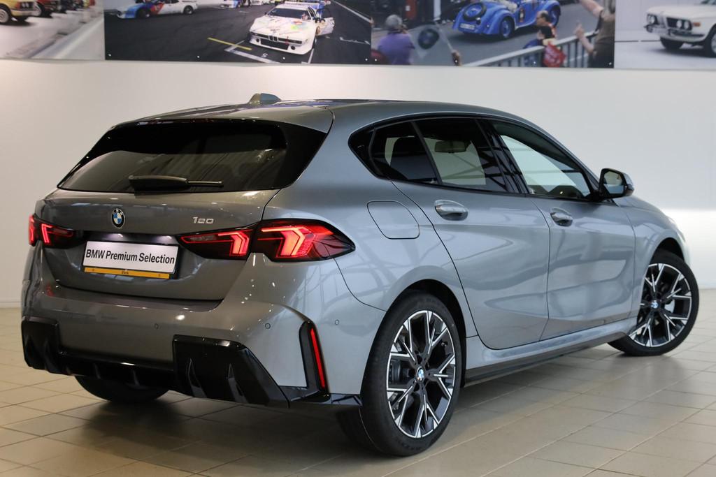BMW 1 Serie 120 M Sport Design Edition | Driving Assitant Pl, Stof, Met garantie (alle), Metallic lak, Origineel Nederlands