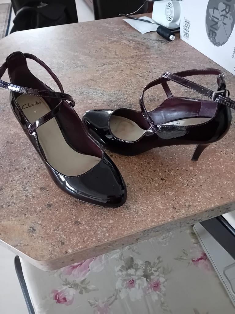 Clarks Bordeaux Lakleren Pumps met Bandje - Maat 39, Pumps, Zwart, Ophalen of Verzenden, Zo goed als nieuw