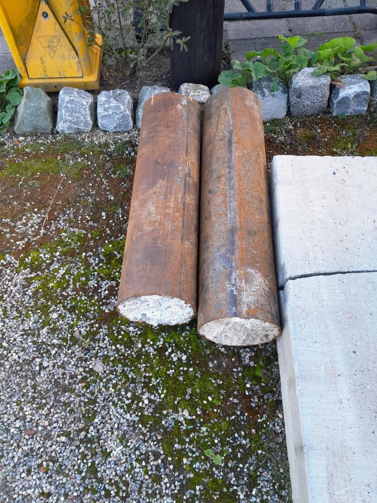 2 ijzeren buizen met beton, Doe-het-zelf en Verbouw, Metalen, Ophalen, Zo goed als nieuw, IJzer
