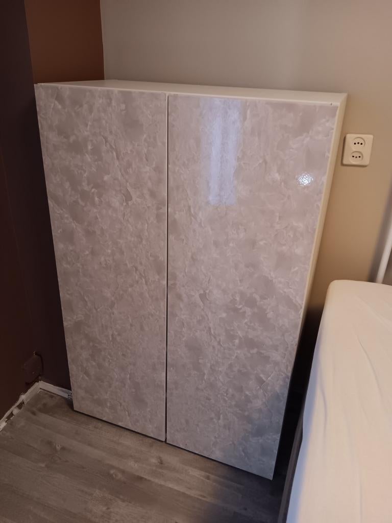 Leuke kledingkast met marmerlook deuren, Ophalen, 100 tot 150 cm, 100 tot 150 cm, Zo goed als nieuw