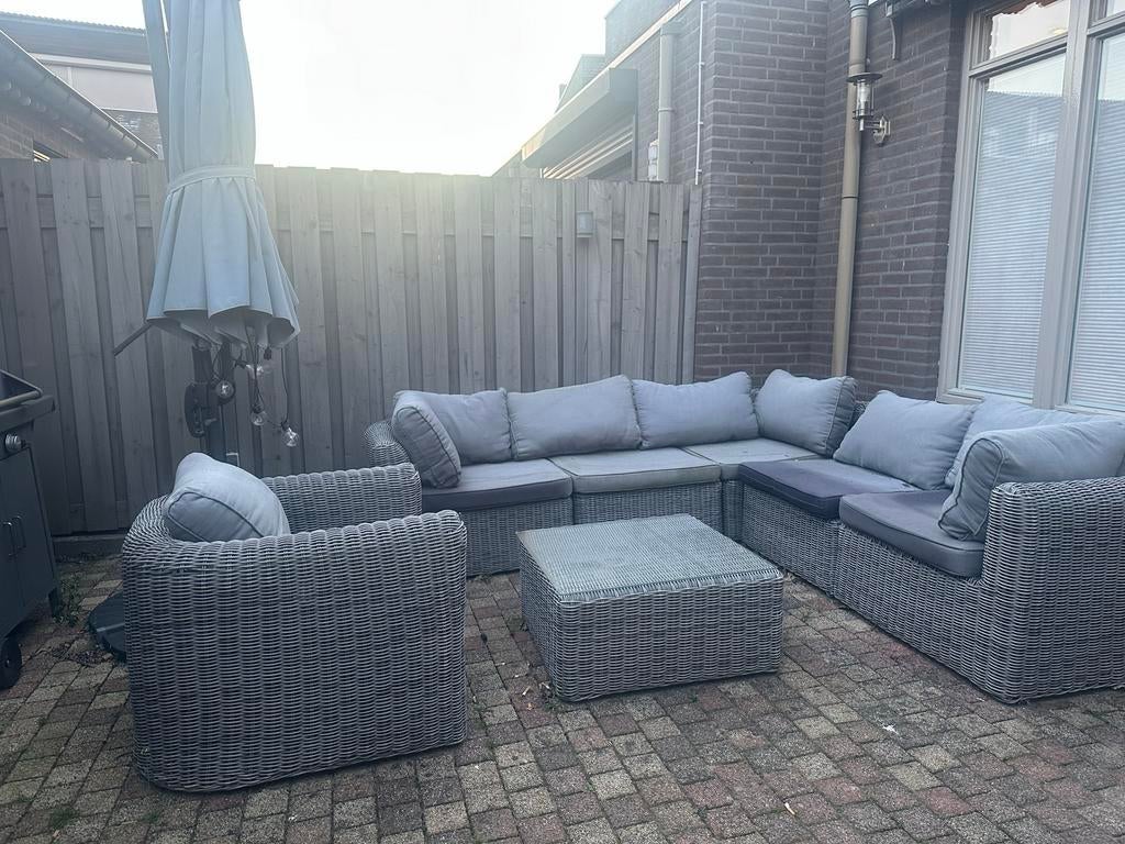Grijze Wicker Loungeset met Kussens en Salontafel, Ophalen, 5 zitplaatsen, Gebruikt, Loungeset