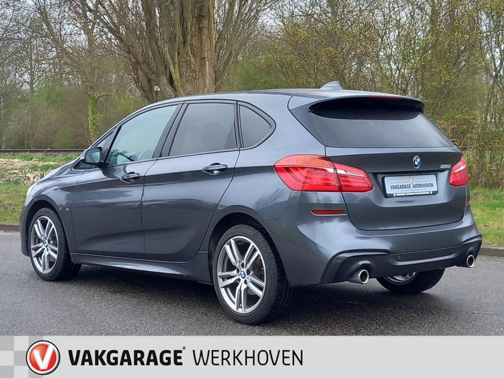 BMW 2-serie Active Tourer 220i High Executive M-Sport | Pano, Auto's, 1998 cc, Gebruikt, Zwart, Alcantara