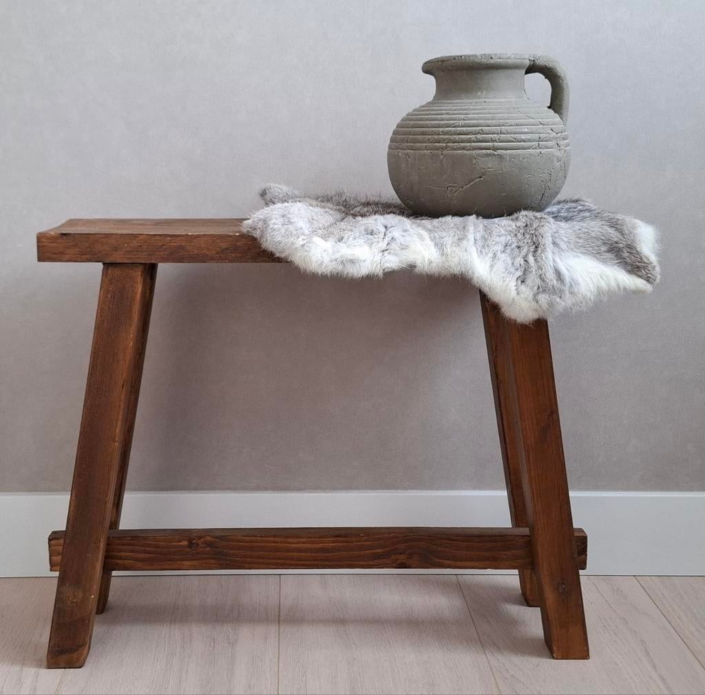 Landelijke houten kruk/bijzettafel met vachtje en kruik, Ophalen of Verzenden, Gebruikt, Hout