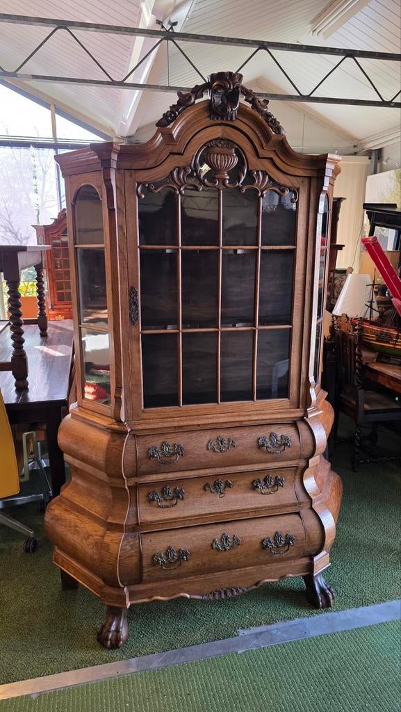 Eikenhouten Gebogen Vitrinekast met Mooi Snijwerk, Ophalen of Verzenden