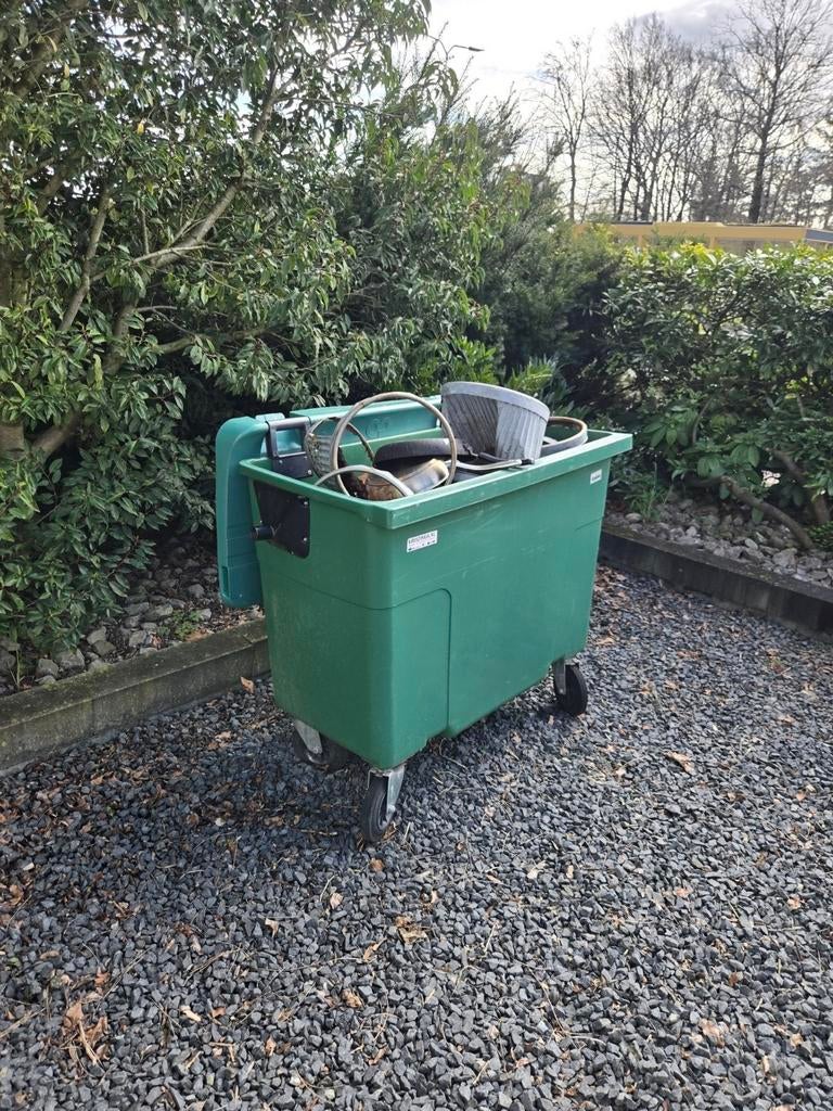 IJzeren materialen en 3 dakplaten, groene bak gratis mee, Ophalen