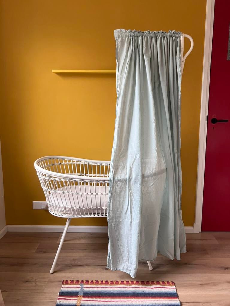 Witte vintage rotan wieg, Ophalen, Zo goed als nieuw, Wieg