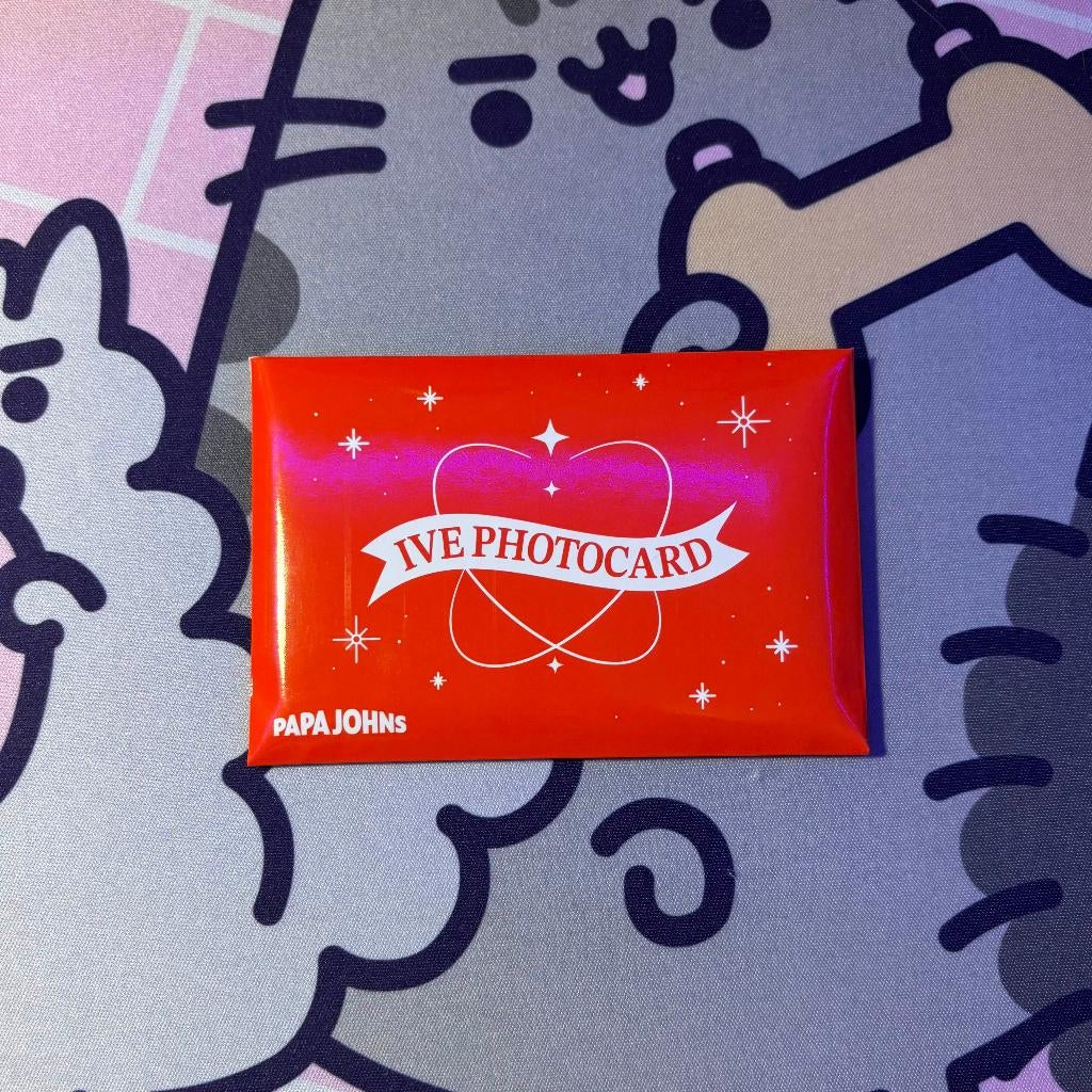 IVE x Papa John's Pizza Event PVC Hologram Photocards Set, Ophalen of Verzenden, Nieuw, Foto of Kaart