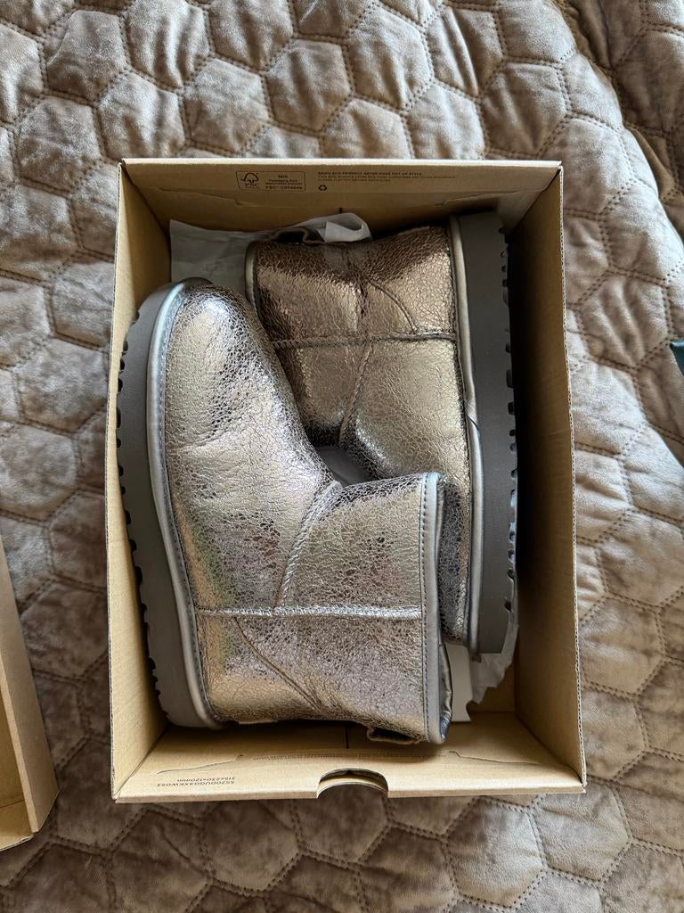 Nieuwe UGG zilveren laarzen maat 37 in doos, Kleding | Dames, Schoenen, Ophalen of Verzenden, Nieuw, Overige kleuren, Lage of Enkellaarzen