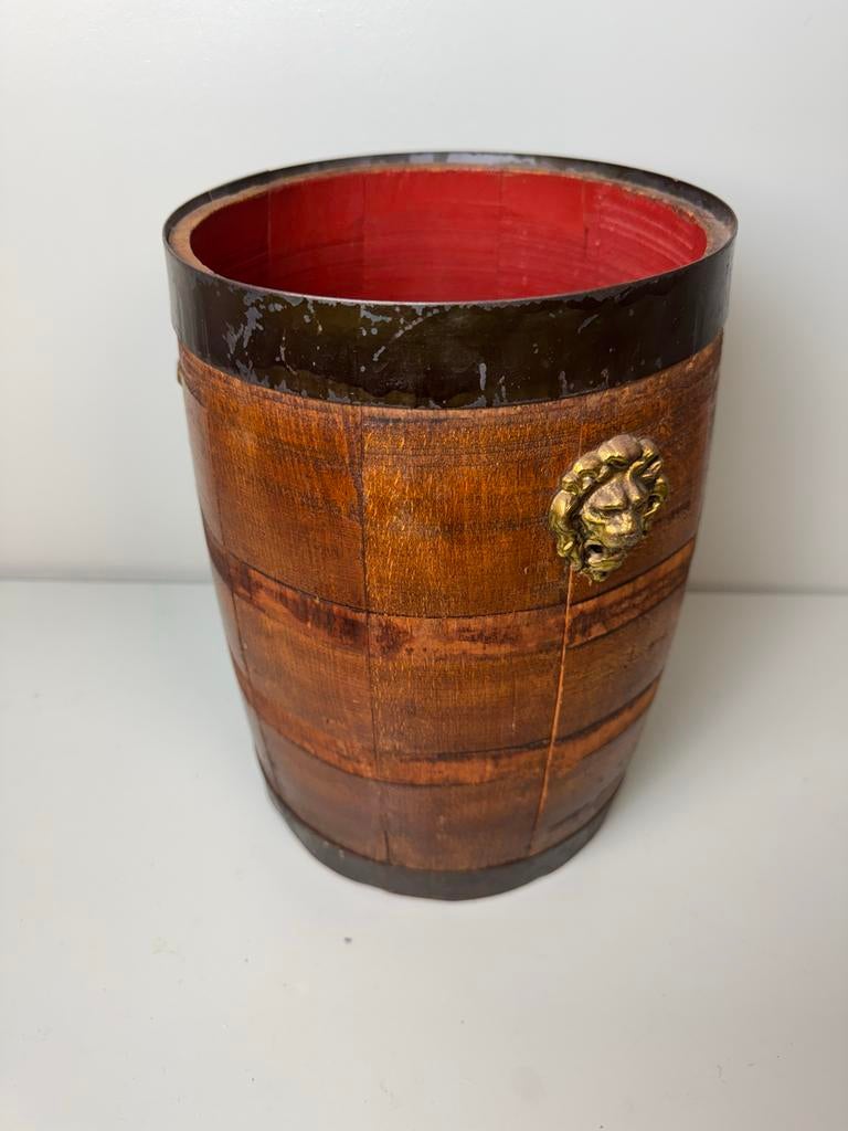 Vintage houten wijnvat bloempot met leeuwenkoppen, Tuin en Terras, Overige materialen, Gebruikt, Rond, Minder dan 40 cm