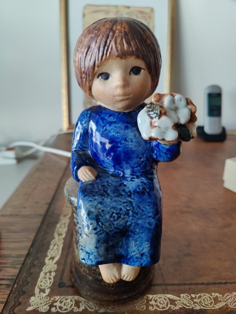 Lisa Larson beeldje, Gustavsberg Sweden, meisje met bloemen, Antiek en Kunst, Ophalen