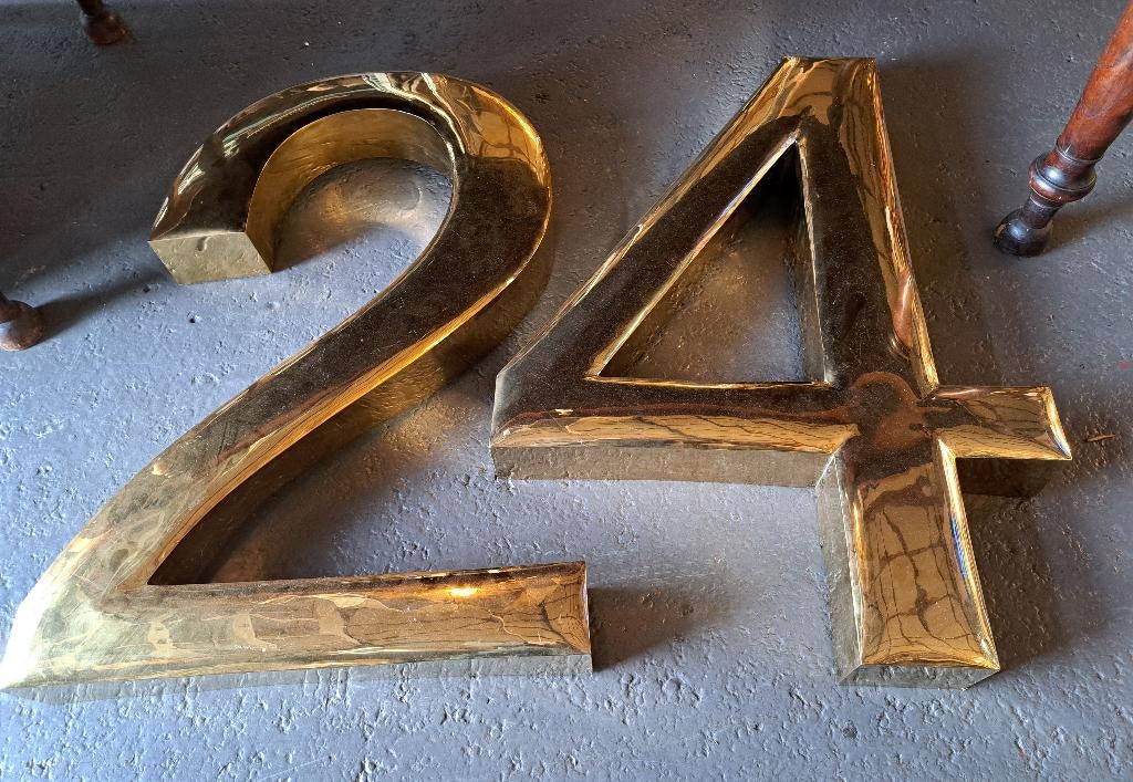 Messing huisnummer 24 0f 42 XXL 95 cm hoog unieke top items, Antiek en Kunst, Ophalen