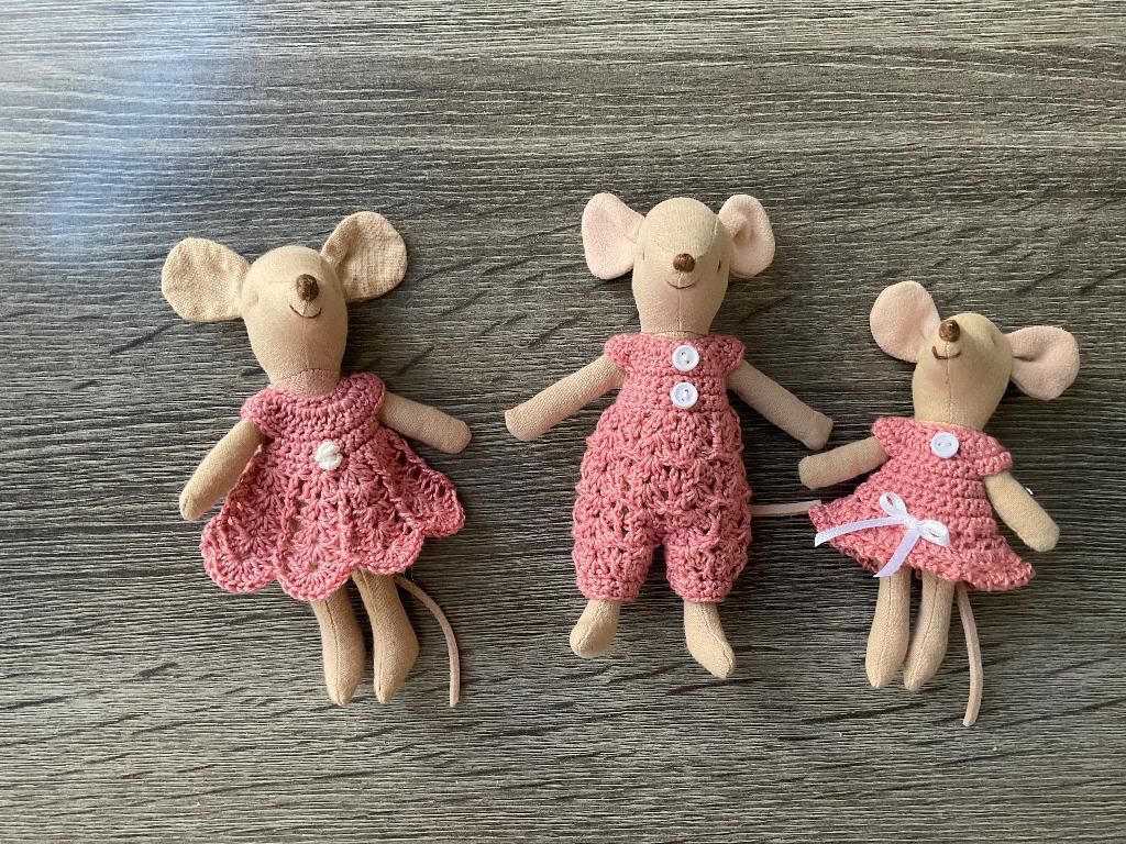 Gehaakte Maileg muizen kleertjes € 7,50 per stuk, Verzenden, Nieuw, Kleertjes
