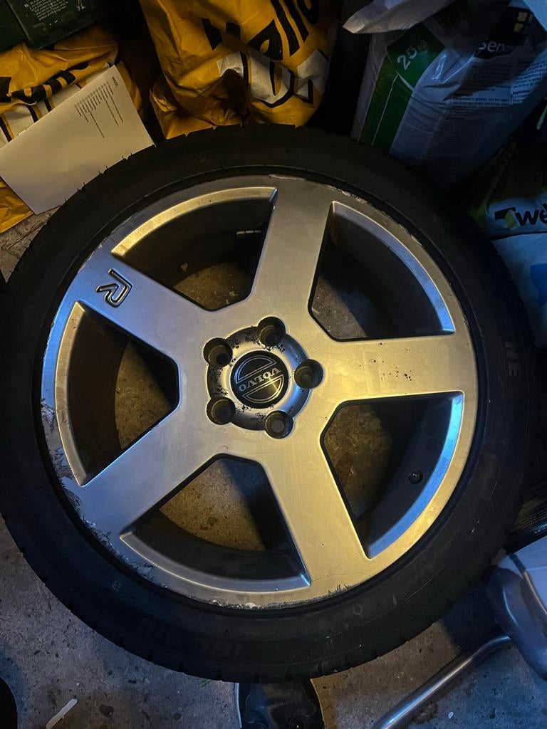 Volvo R-line velgen 17 inch met zomerbanden, Ophalen, Gebruikt, Banden en Velgen, 17 inch