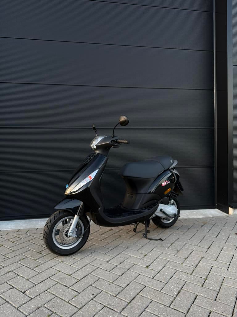 Piaggio Zip 2000 2T 2001 ( LAGE KM ), Fietsen en Brommers, Scooters | Piaggio, Ophalen, Maximaal 45 km/u, Zip, Zo goed als nieuw