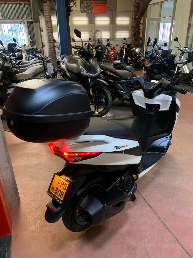 Gebro scooters: Aprilia SXR 45KM BROM WIT 1100KM!!, Overige modellen, Maximaal 45 km/u, Ophalen of Verzenden, Zo goed als nieuw