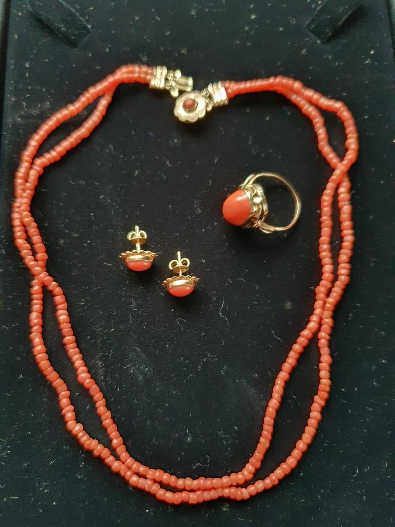 Vintage Sieraden van 14 karaats gouden met bloedkoraal ., Gebruikt, Ophalen of Verzenden, 17 tot 18, Met edelsteen