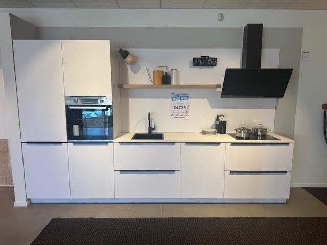 Rechte showroomkeuken, Ophalen, Wit, Enkelwandige keuken, Zo goed als nieuw