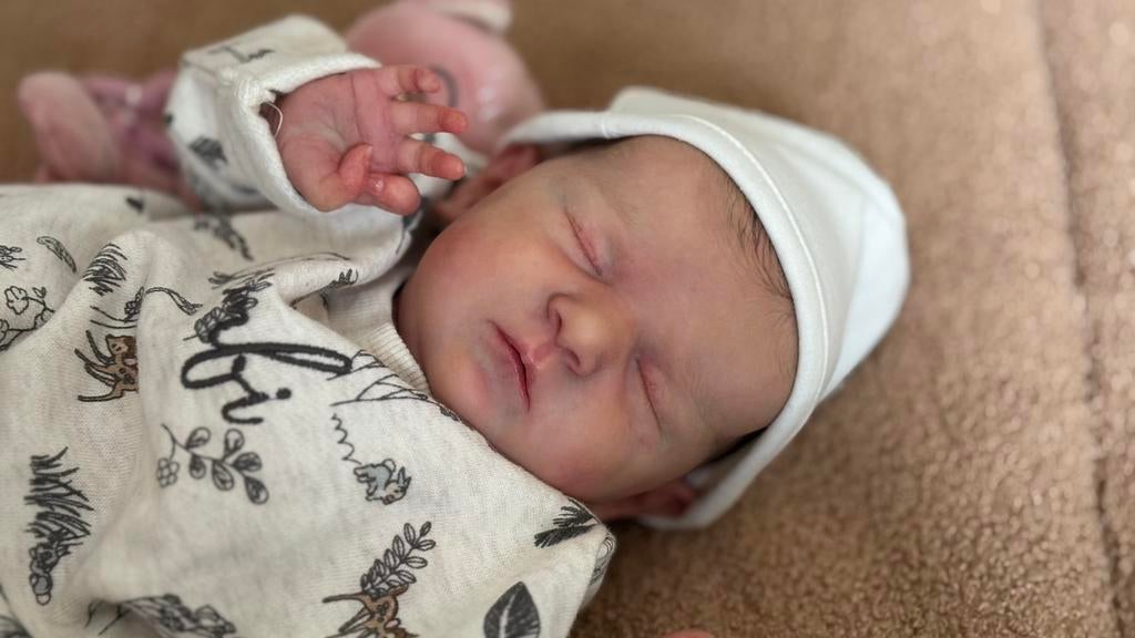 Reborn baby Scarlett origineel (by Bonnie Brown), Verzamelen, Ophalen of Verzenden, Zo goed als nieuw, Pop, Levensecht of Reborn