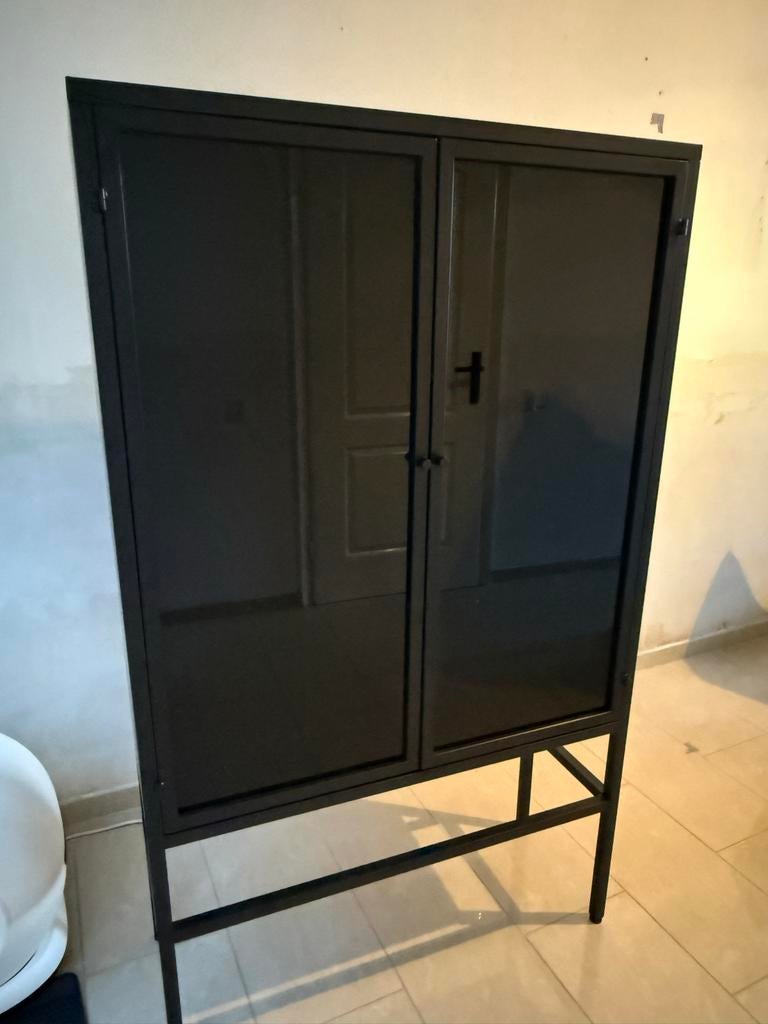 Vitrinekast Zwart - Rookglas, Metaal, Huis en Inrichting, Ophalen, Gebruikt, 50 tot 100 cm, Glas