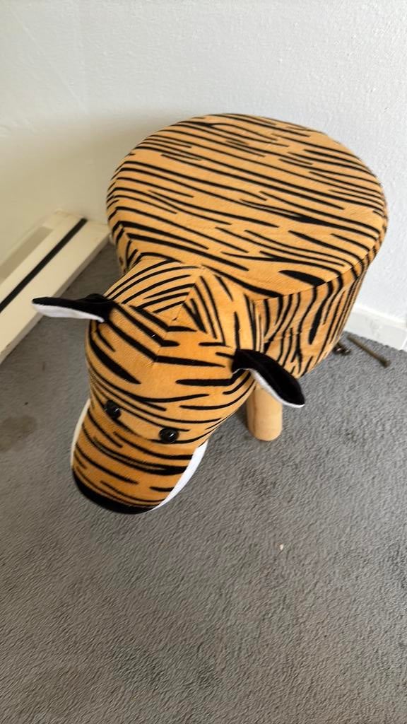 Tijger poefje voor kinderkamer, Ophalen, Zo goed als nieuw, Rond, Minder dan 50 cm