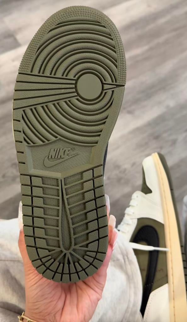 Travis Scott Olive, Ophalen of Verzenden, Nieuw, Overige kleuren, Sneakers of Gympen