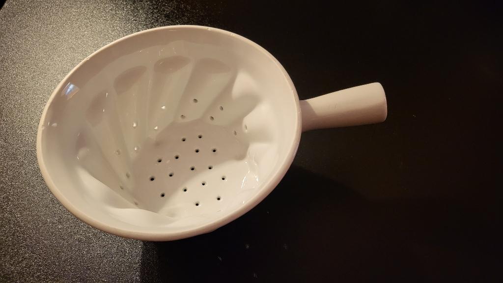 Porseleinen vergiet wit Apilco hoog 10 cm doorsnede 18 cm, Antiek en Kunst, Ophalen of Verzenden