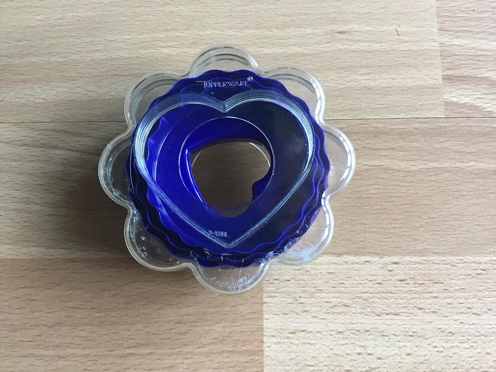 Tupperware set met uitsteek vormen voor bijv. Koekjes, Huis en Inrichting, Keuken | Tupperware, Ophalen of Verzenden, Zo goed als nieuw