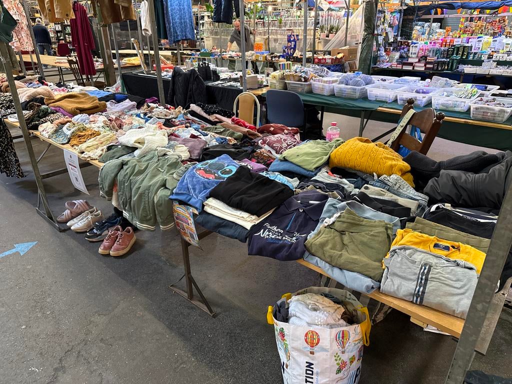 Restpartij kleding van marktverkoop - goede doel, Ophalen, Gedragen