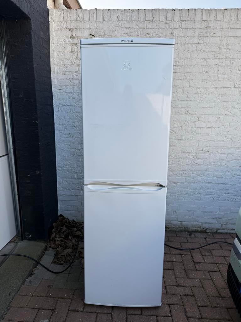 Gebruikte Indesit koel-vriescombinatie - Werkt goed, Ophalen, Gebruikt, 200 liter of meer, Met aparte vriezer