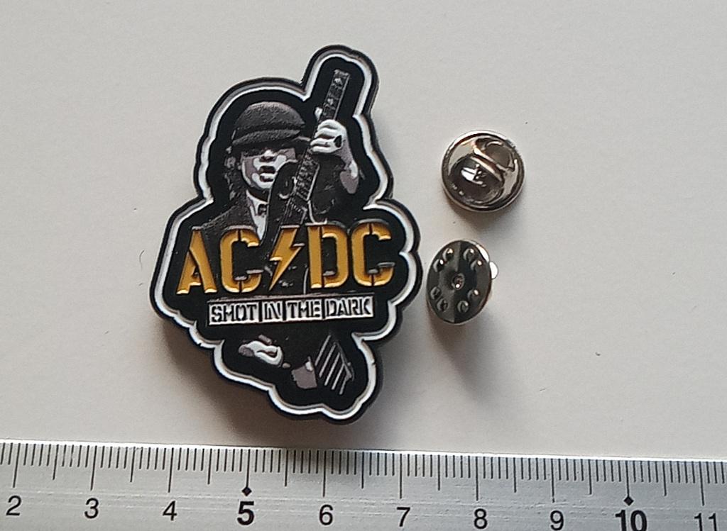 Ac/Dc  zeer mooie 3d shaped speld pin badge shot in the dark, Verzenden, Nieuw, Overige typen