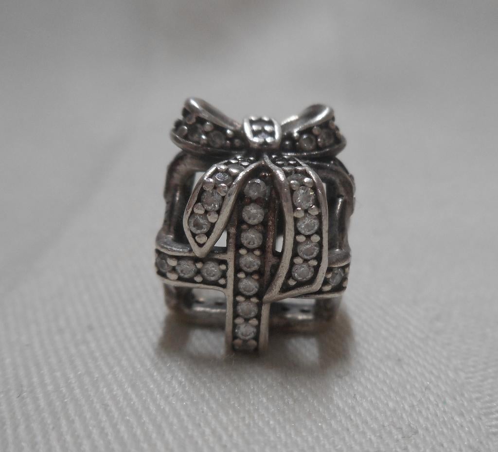 Zilveren Pandora  Cadeau Charme met steentjes nr.519, Sieraden, Tassen en Uiterlijk, Bedels, Verzenden, Pandora, Zo goed als nieuw