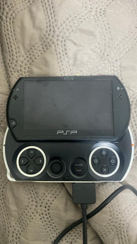psp go in goede staat met oplader en 3 spellen, Ophalen of Verzenden, Zo goed als nieuw, PSP Go