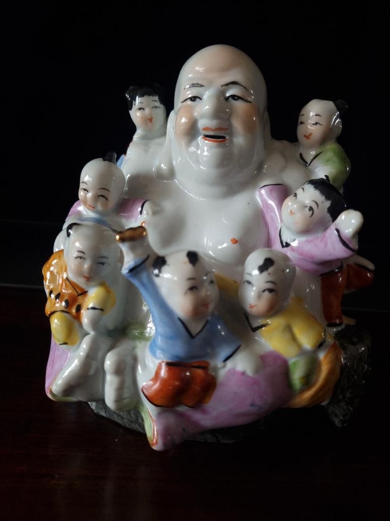 Chinees Porseleinen Beeld - Lachende Boeddha met Zotjes -., Antiek en Kunst, Ophalen of Verzenden