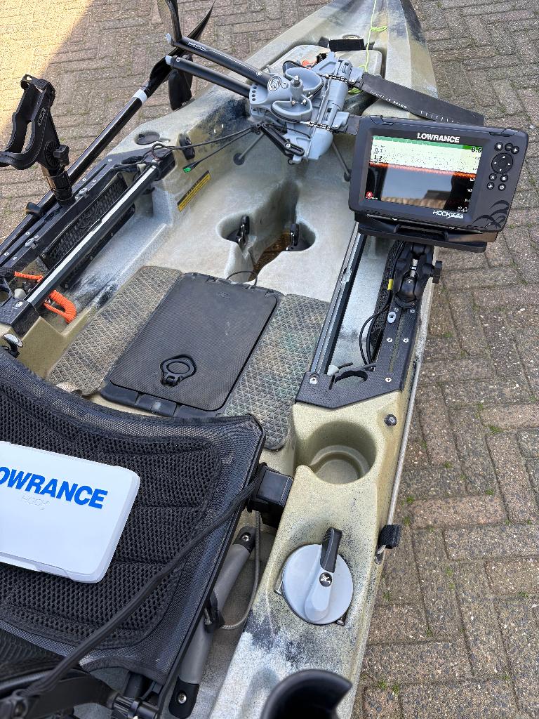 Hobie kayak kleur camo met trapsysteem en Lowrance visvinder, Watersport en Boten, Kano's, Ophalen, Gebruikt, Eén persoon, Met peddels