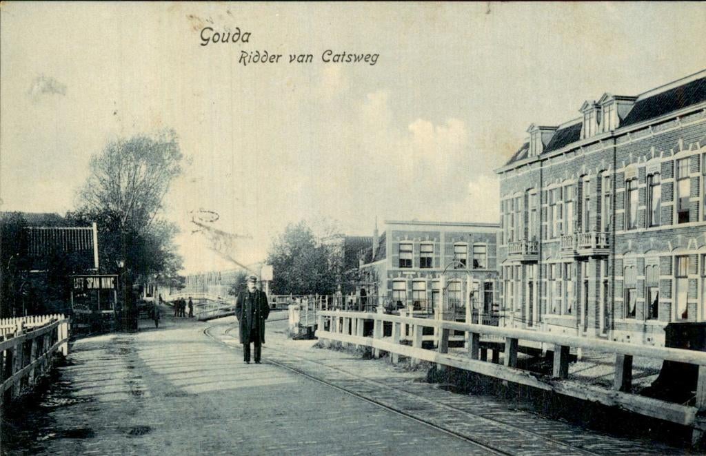 Gouda - Ridder van Catsweg - Straat met brug, Ophalen of Verzenden, Voor 1920, Gelopen, Zuid-Holland