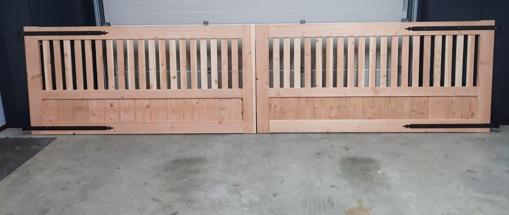 Elektrisch openende houten toegangspoort, Ophalen, 100 tot 150 cm, Nieuw, Hout