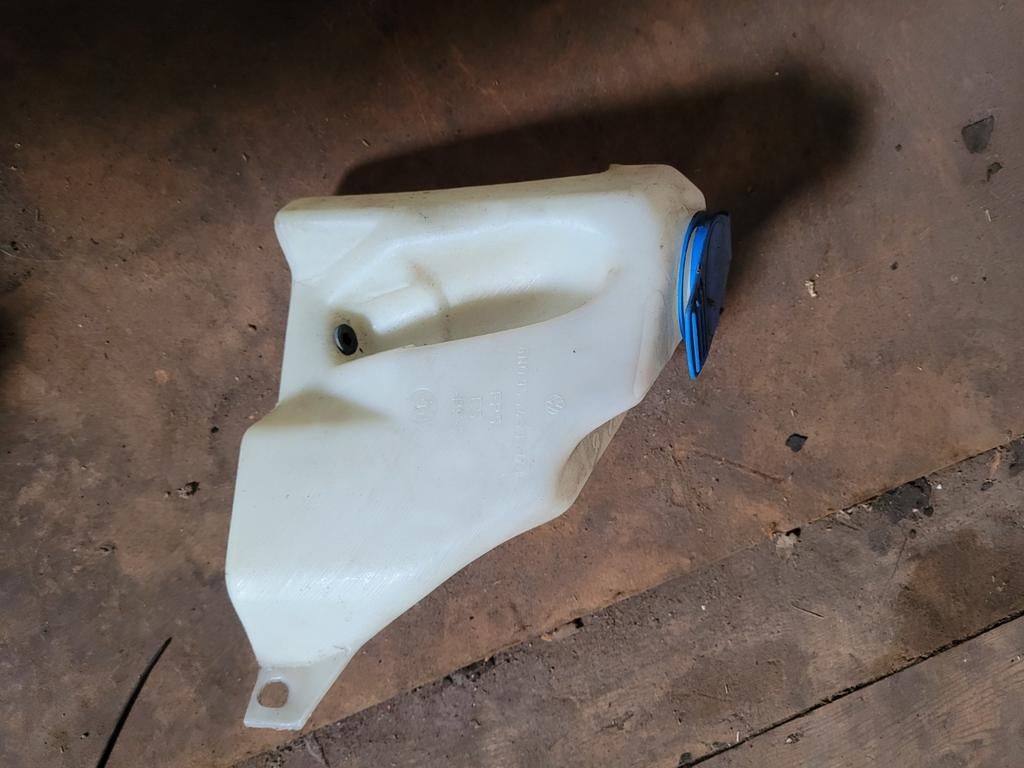 Ruitensproeier Reservoir polo 6n2, Ophalen