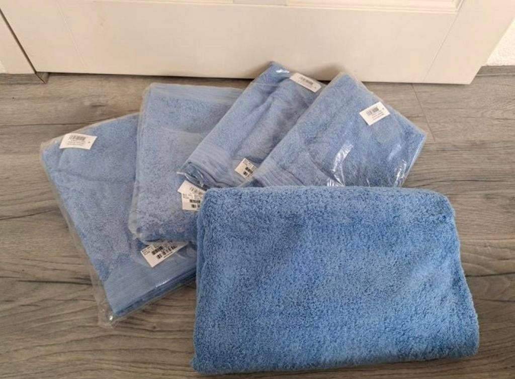 5 nieuwe blauwe handdoeken. 4 kleine&1 grote. BADRUM BASICS, Ophalen of Verzenden, Nieuw, Blauw, Handdoek