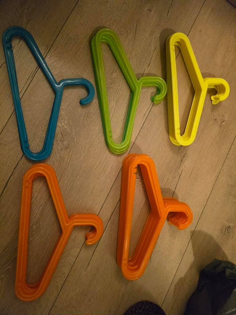 59 kinderkledinghangers (zie ook de andere hangers), Ophalen, Jongetje of Meisje