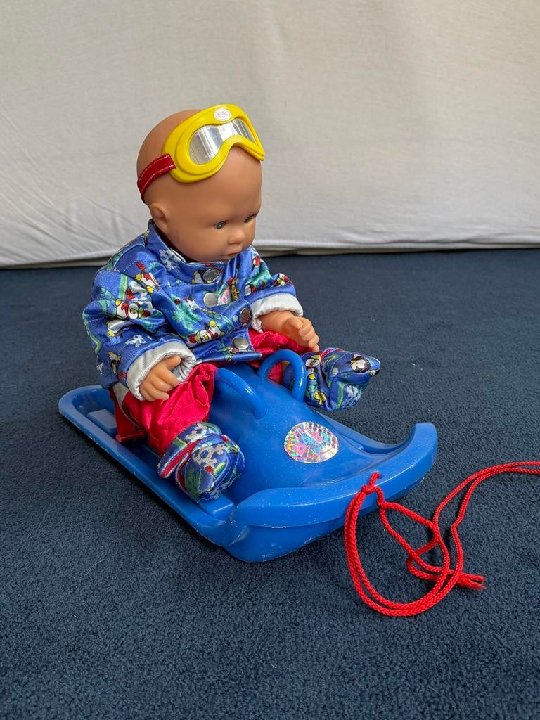 Baby Born pop met wintersport kleding en slee, Ophalen, Gebruikt, Babypop