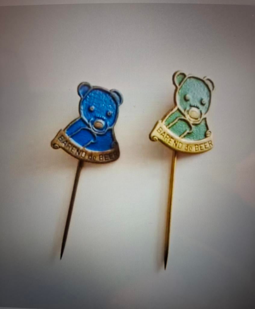 2 Speldjes Barend Beer, Verzamelen, Speldjes, Pins en Buttons, Ophalen of Verzenden, Nieuw, Figuurtje, Speldje of Pin