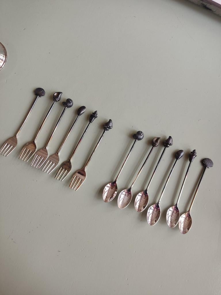 Shell verzilverde gebaksvorkjes en lepeltjes in houder, Ophalen of Verzenden