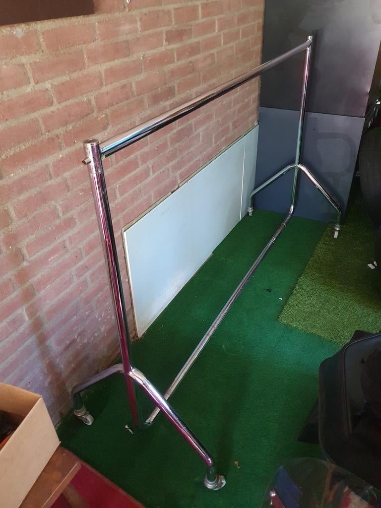 Groot Verchroomd Kledingrek met Goede Wieltjes Demontabel, Ophalen, Met wielen, Zo goed als nieuw