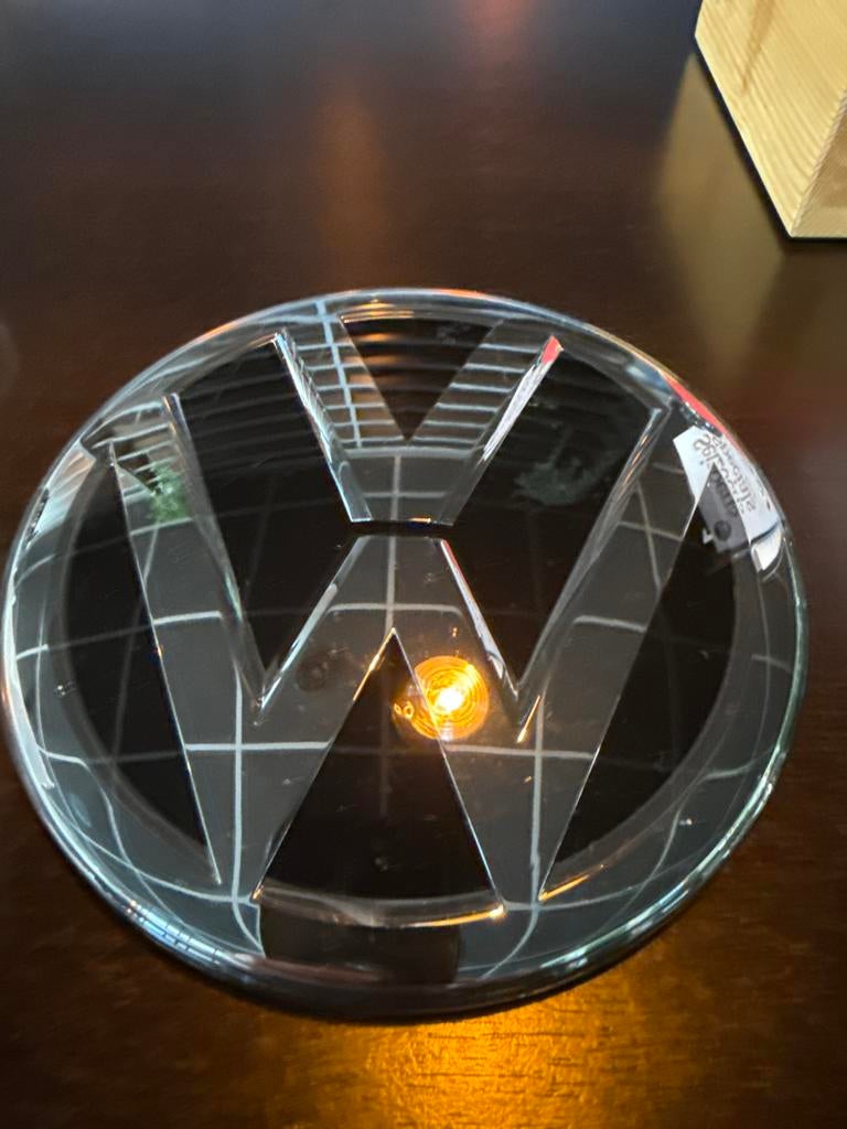 VW logo Tiguan chroomglans zwart origineel NIEUW, Gebruikt, Ophalen of Verzenden, Bumper, Volkswagen