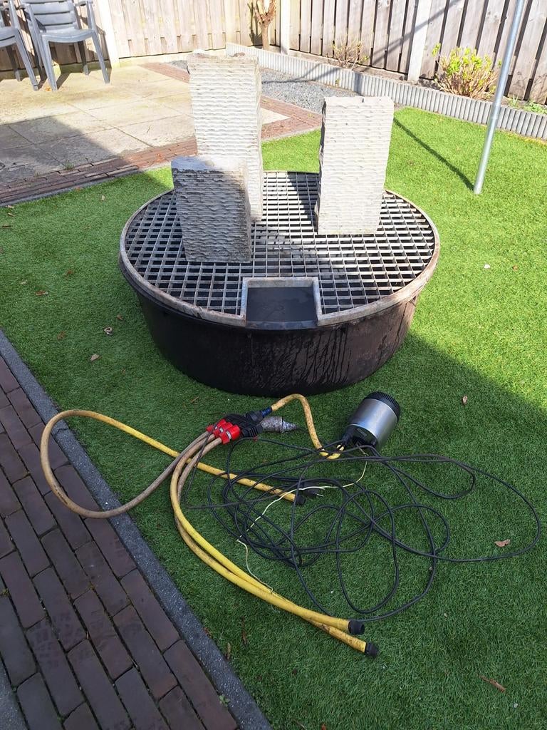 Tuinfontein met waterornamenten en pomp, Ophalen