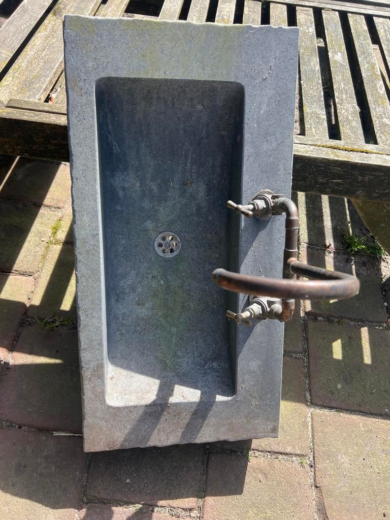 Natuurstenen wasbak met koperen kraan, Ophalen, Gebruikt, Steen, Wastafel
