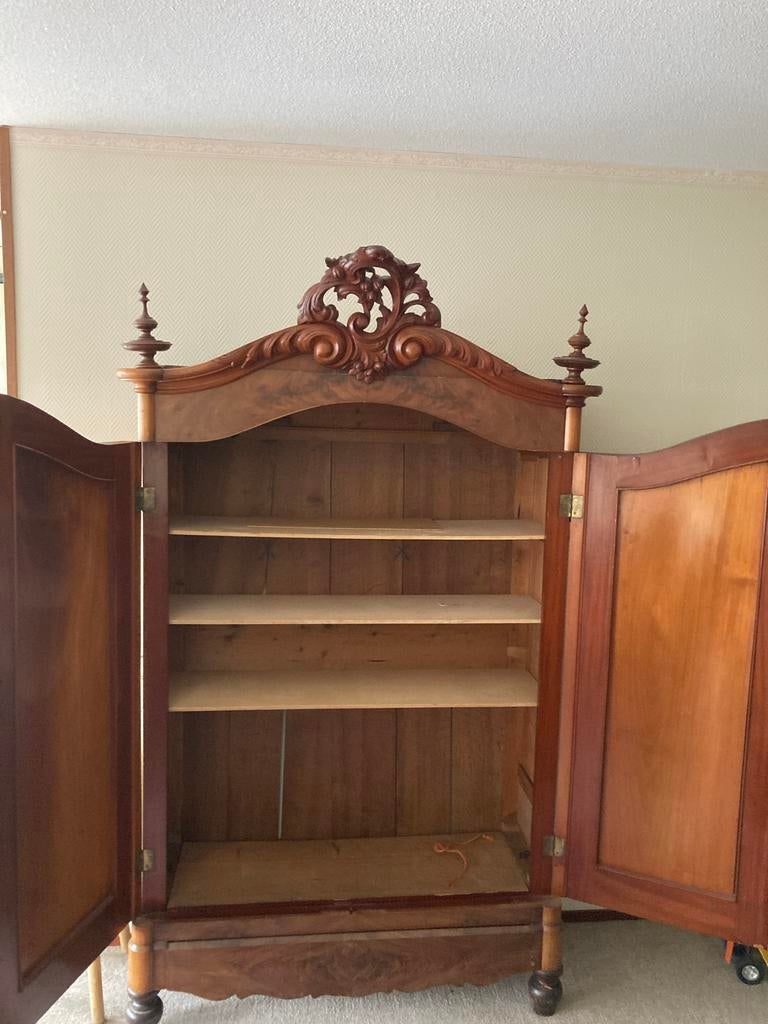 Antieke noten houten kast met houtsnijwerk, Ophalen