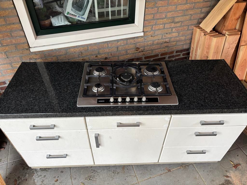 Keukenblad met Siemens gasfornuis, Ophalen, Gebruikt, Zwart, 150 tot 200 cm