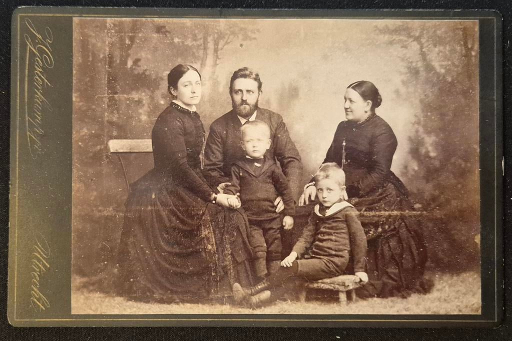 079 cabinet foto gezin Utrecht fotograaf J. Gesterkamp, Ophalen of Verzenden, Voor 1940, Gebruikt, Overige onderwerpen